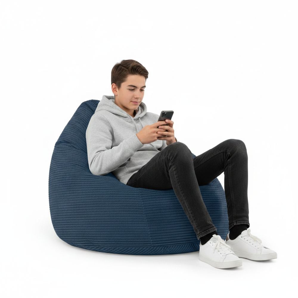 Sitzsack Flumpy Dune XL dunkelblau teenager am handy