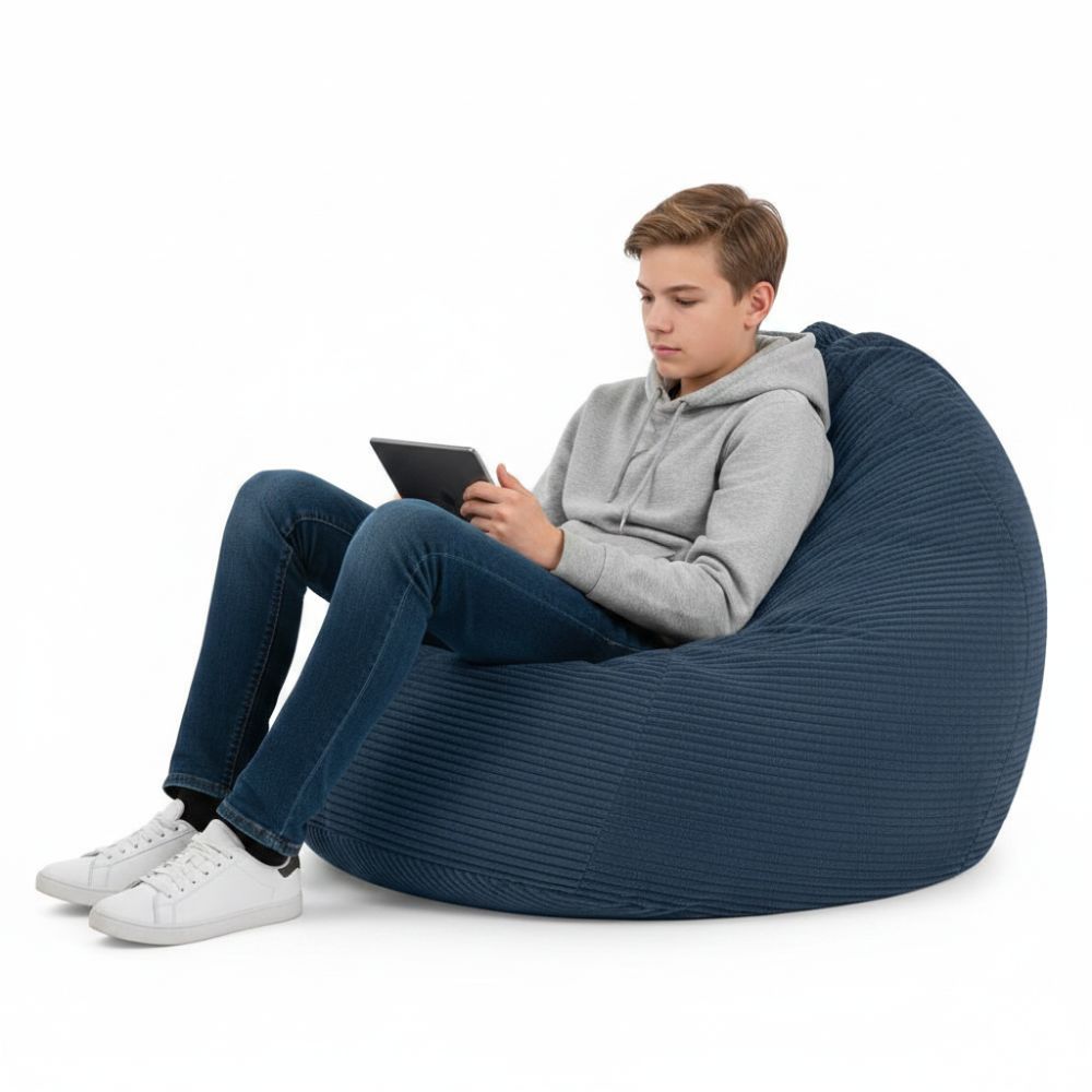 Sitzsack Flumpy Dune XL dunkelblau teenager mit tablett
