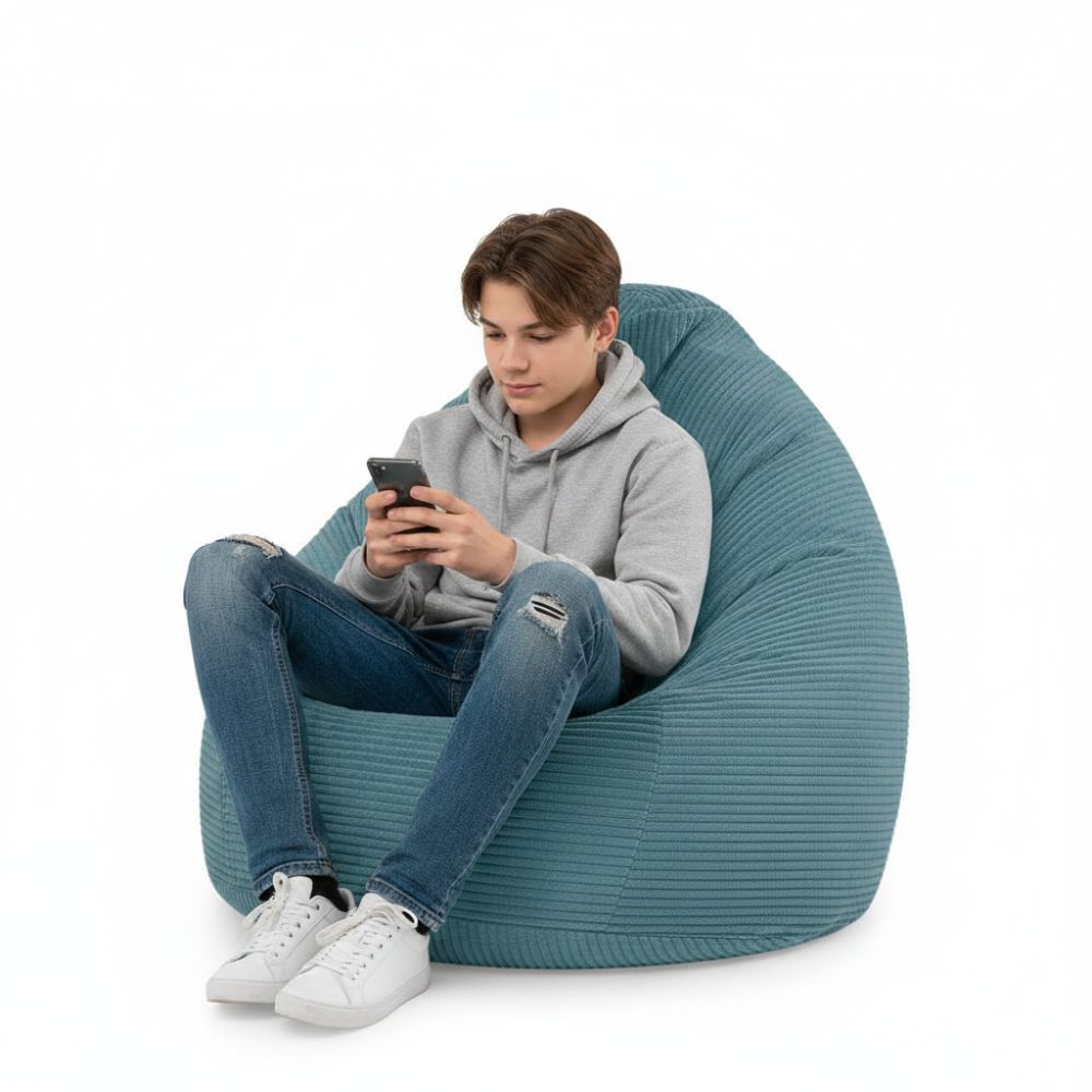 Sitzsack Flumpy Dune XL petrol teenager sitzt drauf