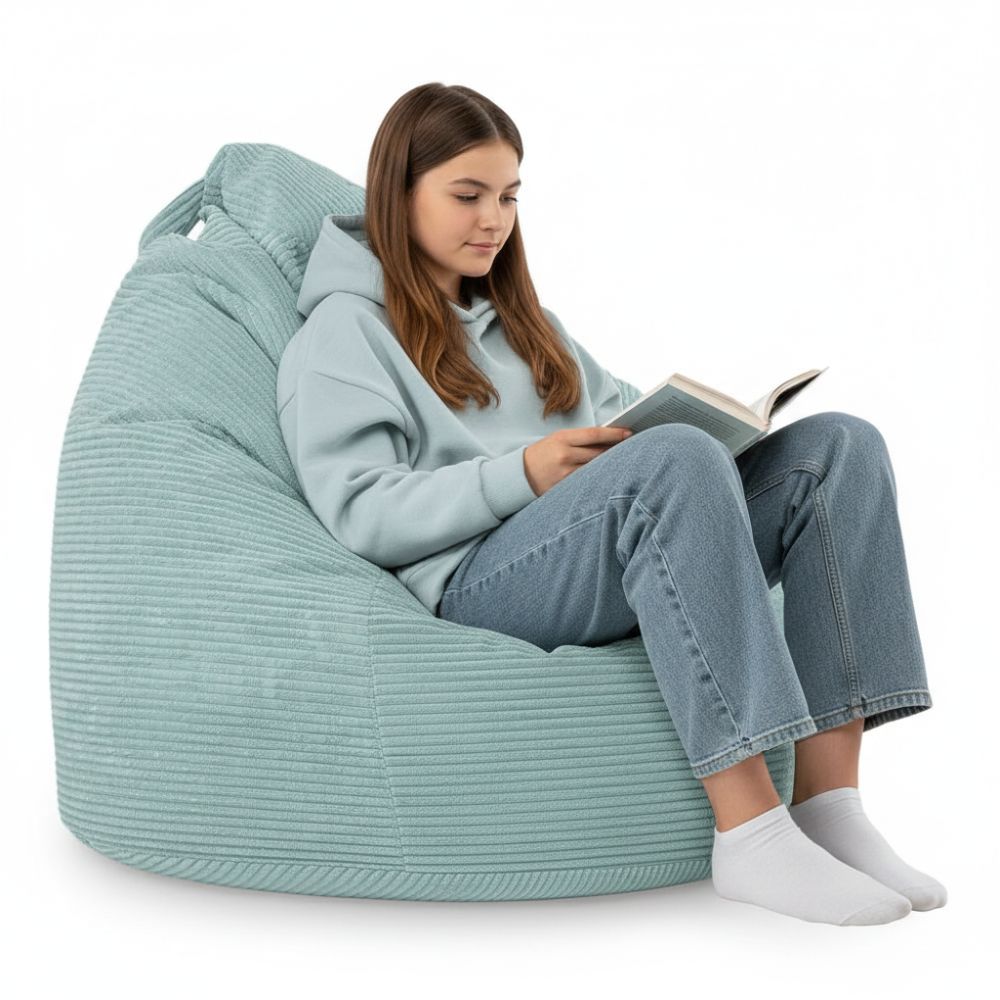 Sitzsack Flumpy Dune XL salbei mädchen sitzt drauf