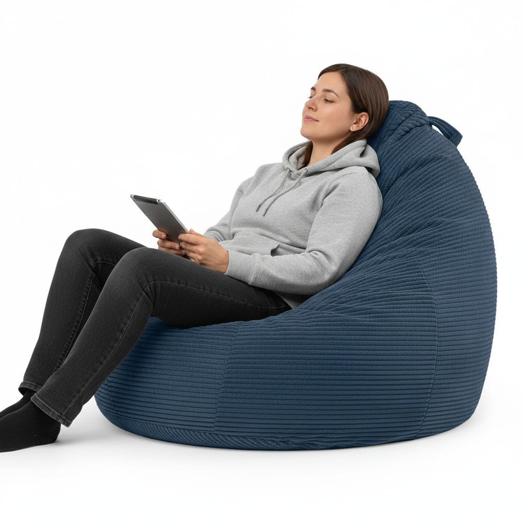 Sitzsack Flumpy Dune XXL dunkelblau frau sitzt drauf