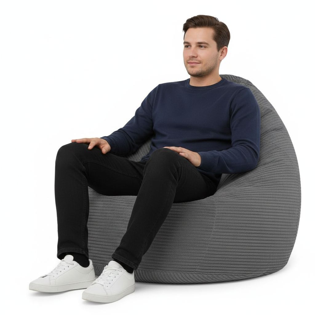 Sitzsack Flumpy Dune XXL anthrazit mann sitzt darauf