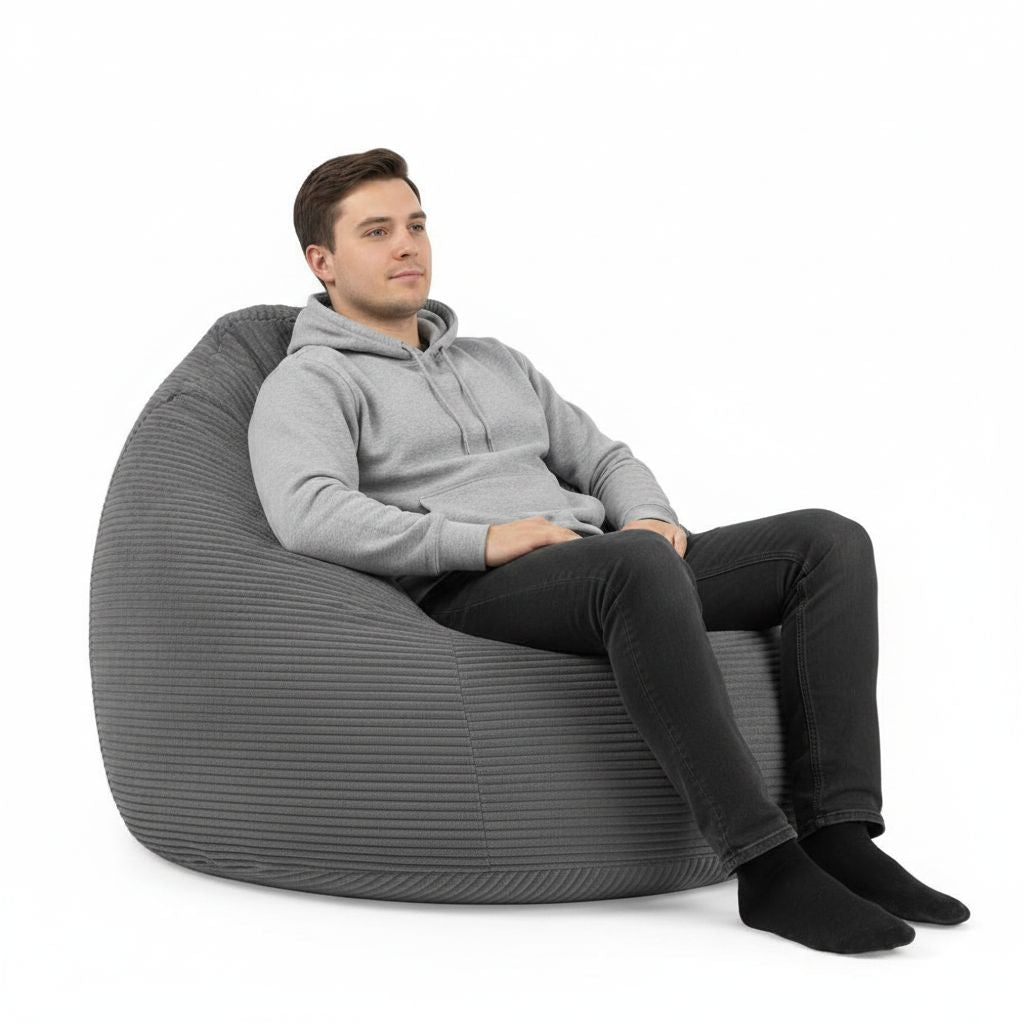 Sitzsack Flumpy Dune XXL anthrazit mann sitzt drauf