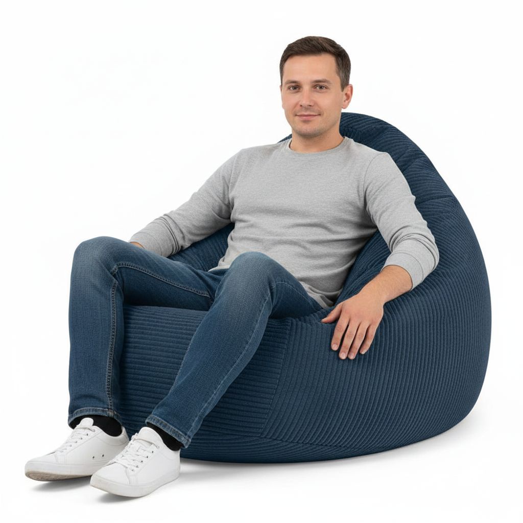 Sitzsack Flumpy Dune XXL dunkelblau mann sitzt drauf